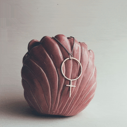 Lucía Feminist Pendant 18k Gold