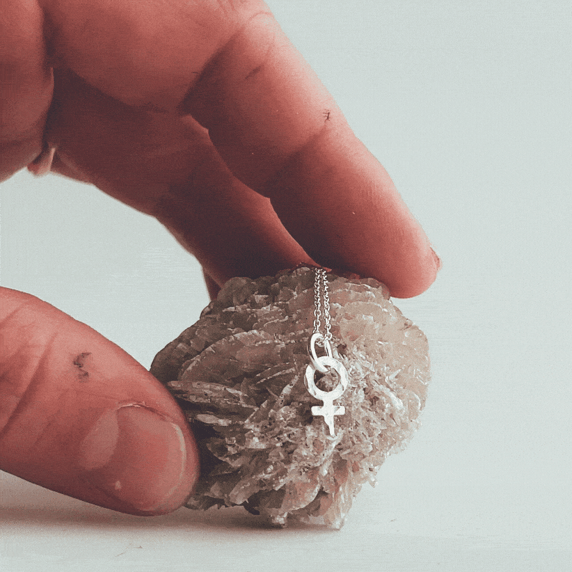 Mary Feministhänge Hamrat