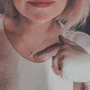 Hubertine guldhänge med diamanter med kvinnotecken