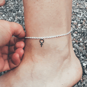 Fotlänk från feministsmeden i silver