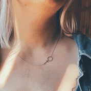 Alice Halsband i silver med kvinnosymbol