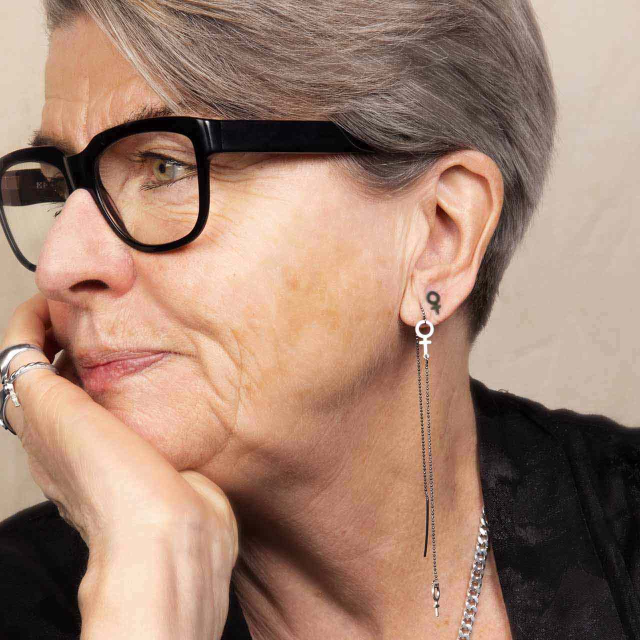 1st Judith Svartoxiderat Örhänge - Feministsmeden
