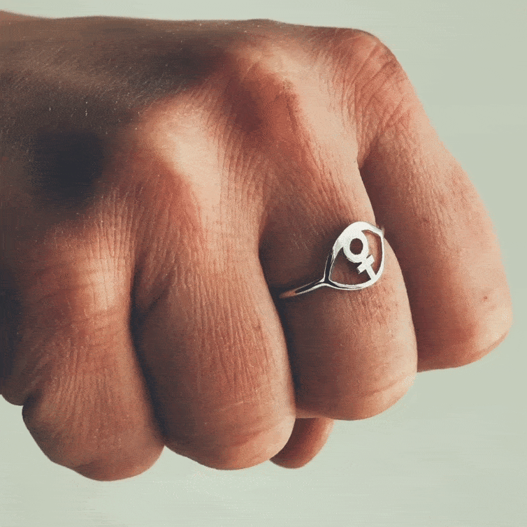 Feministöga ring i silver