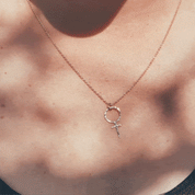 Rosa hammrat feministhängsmycke i guld