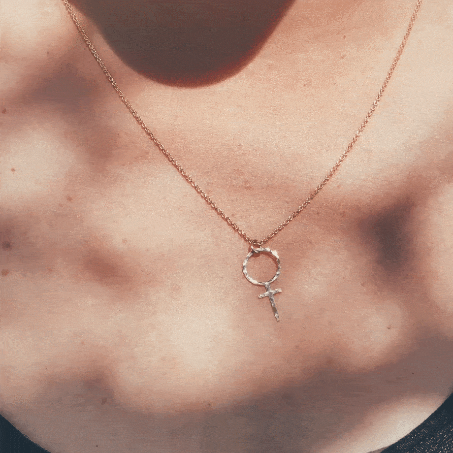 Rosa hammrat feministhängsmycke i guld