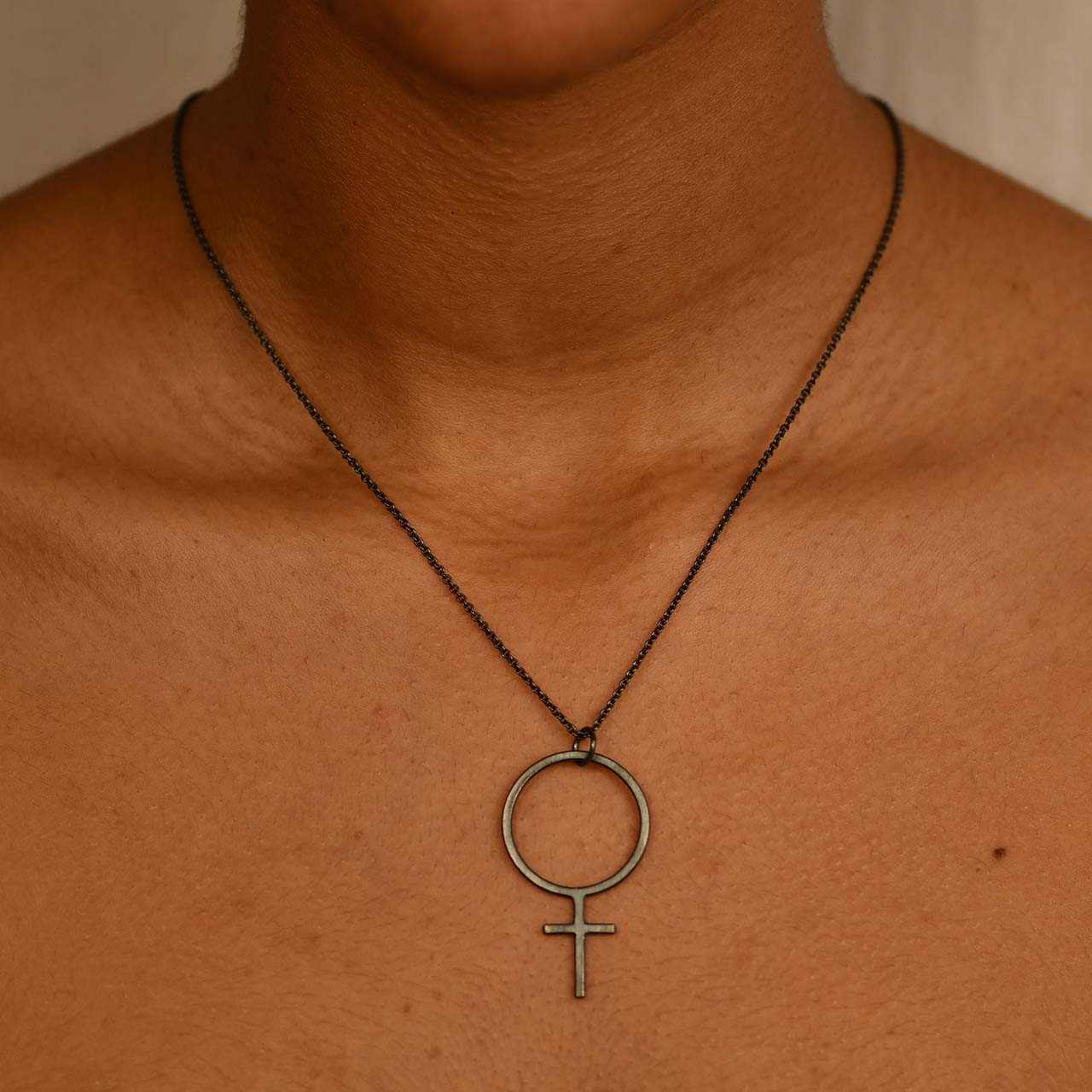 Adelina Feministhänge - Feministsmeden