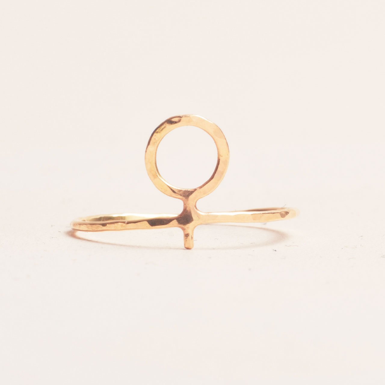 Amanda 18k Hamrad ring - Feministsmeden