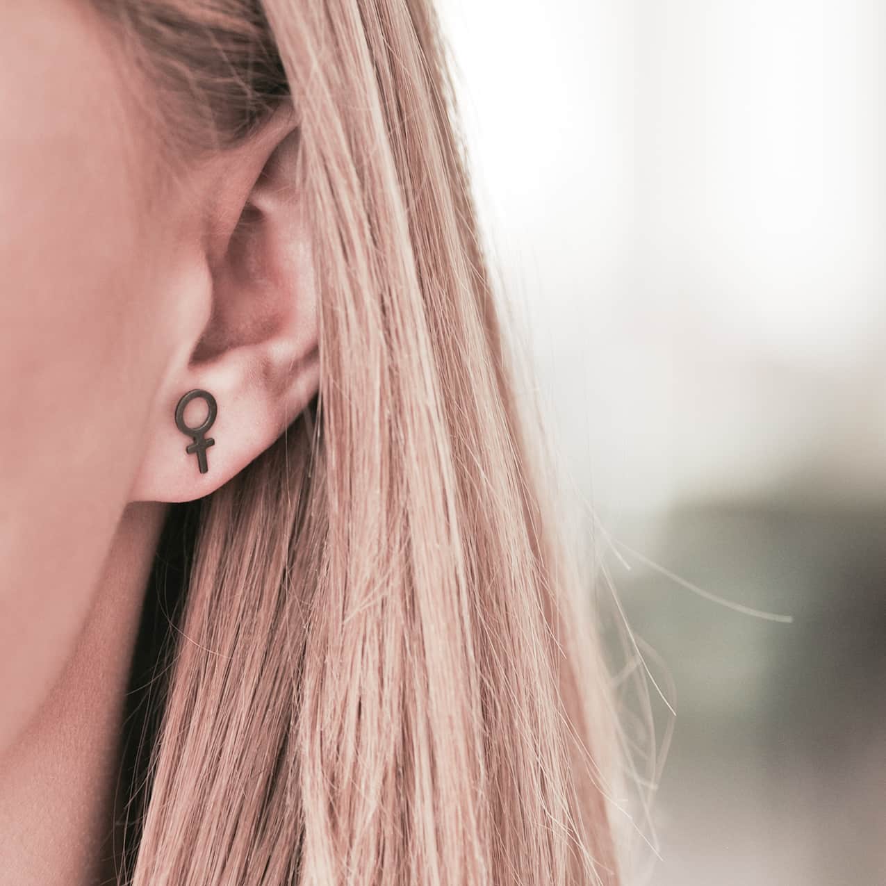 Angela Svartoxiderade Örhängen - Feministsmeden