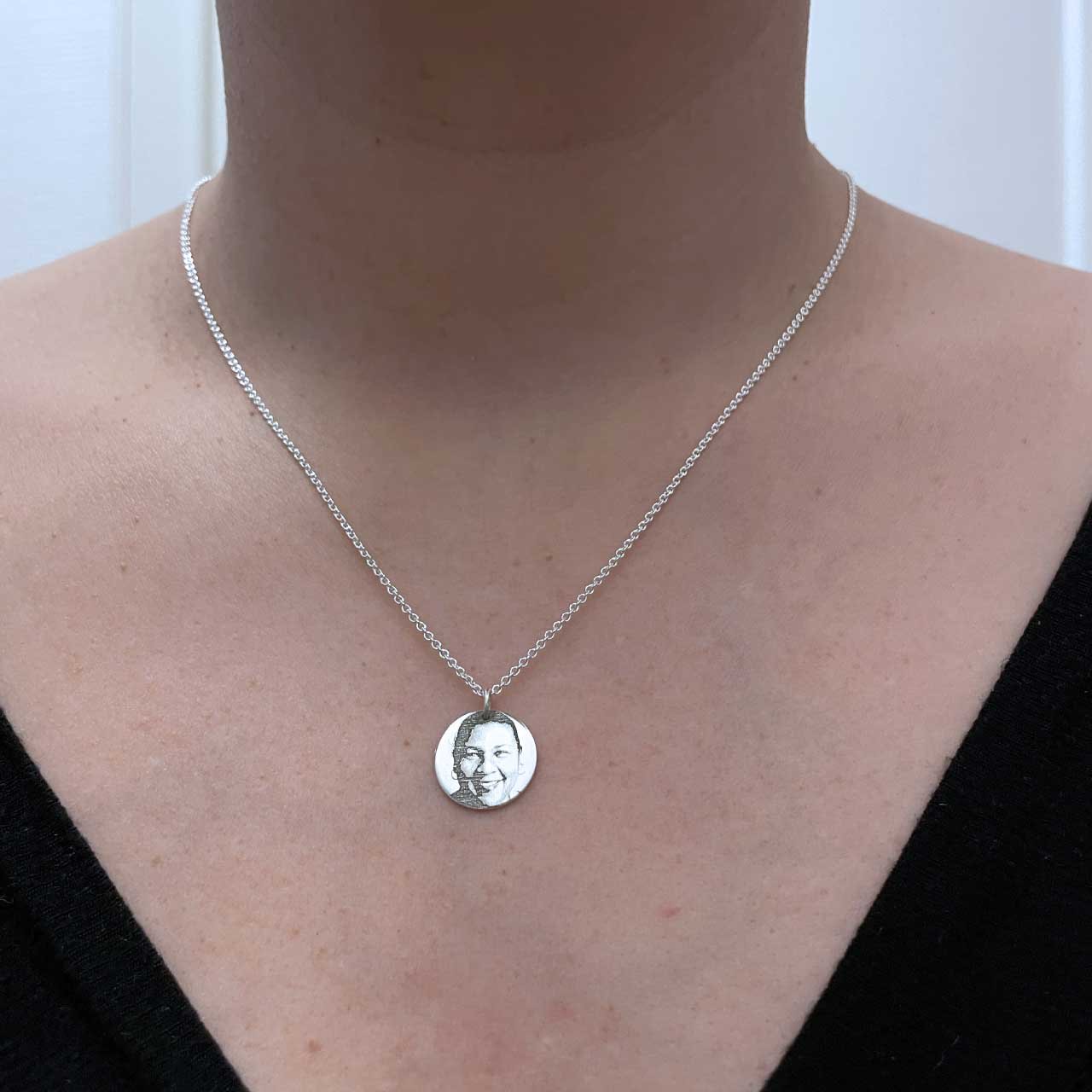 bell Förebild Hängsmycke - Feministsmeden