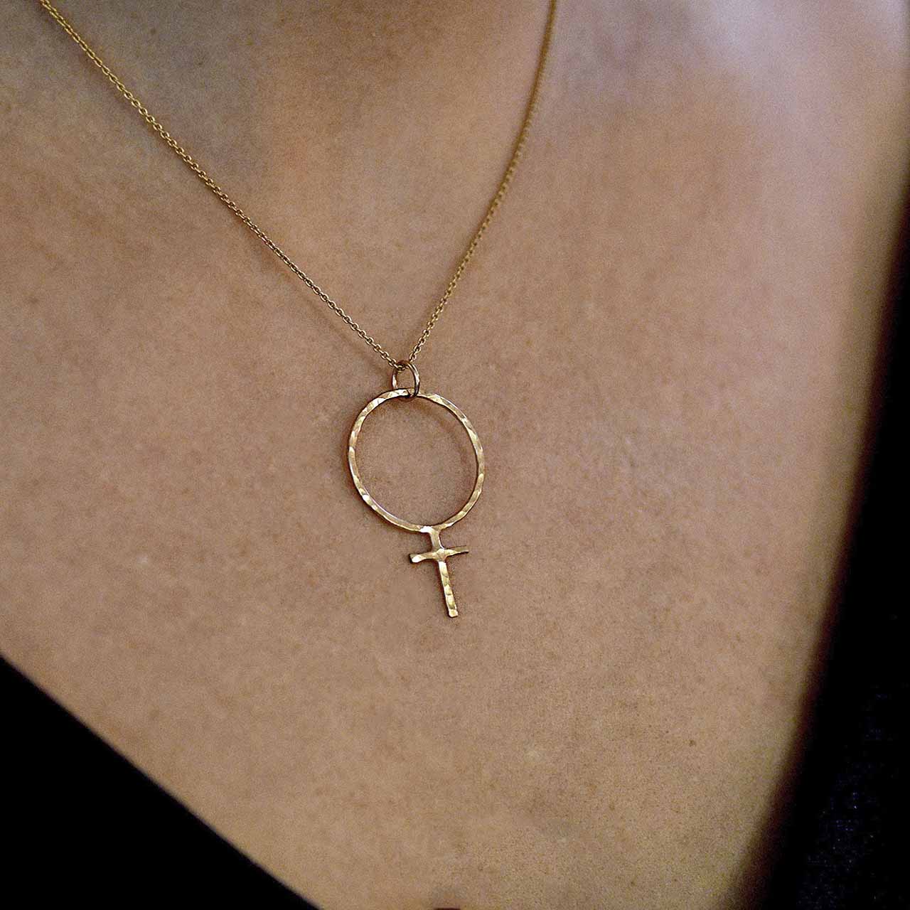 Bibi Feministhänge hamrad 18k guld - Feministsmeden