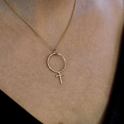 Bibi Feministhänge hamrad 18k guld - Feministsmeden