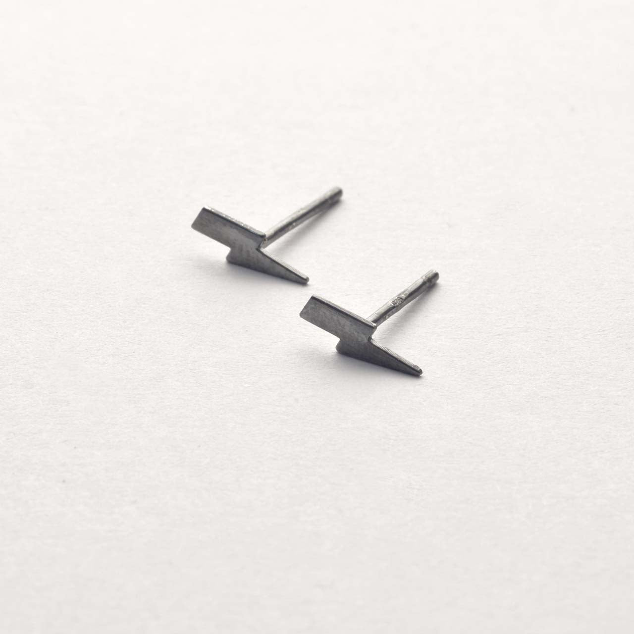 Blixtar Studs Svartoxiderade - Feministsmeden