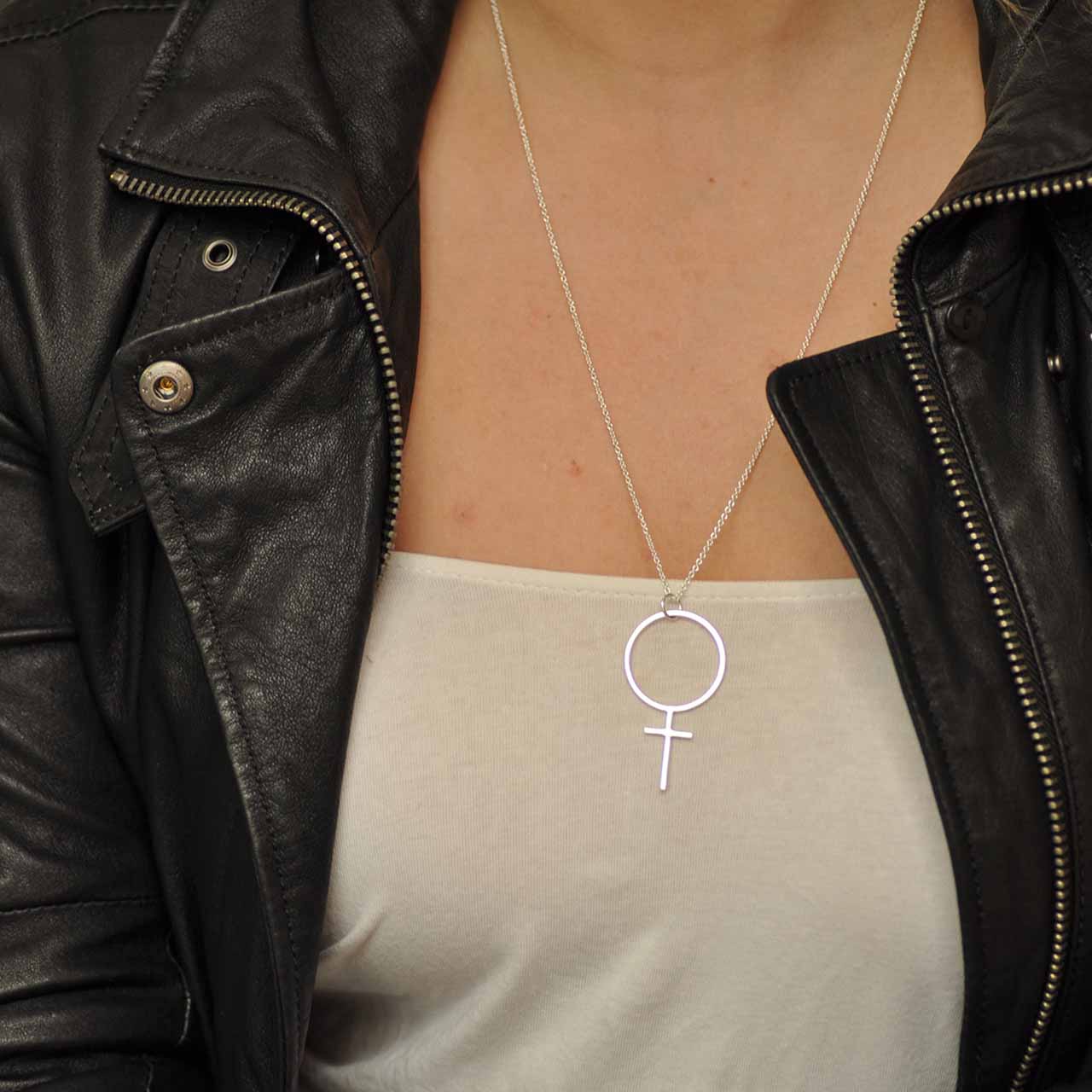 Clara Stort Kvinnotecken Hänge - Feministsmeden