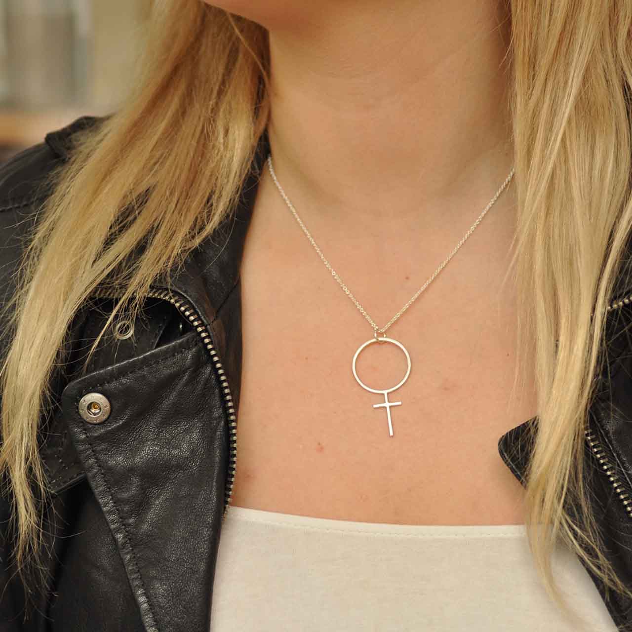 Clara Stort Kvinnotecken Hänge - Feministsmeden