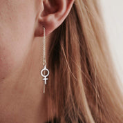 Dinglande Susan B Örhänge - Feministsmeden