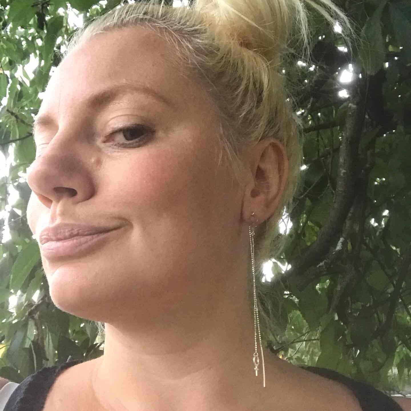 Elin Dinglande Blankt Örhänge - Feministsmeden