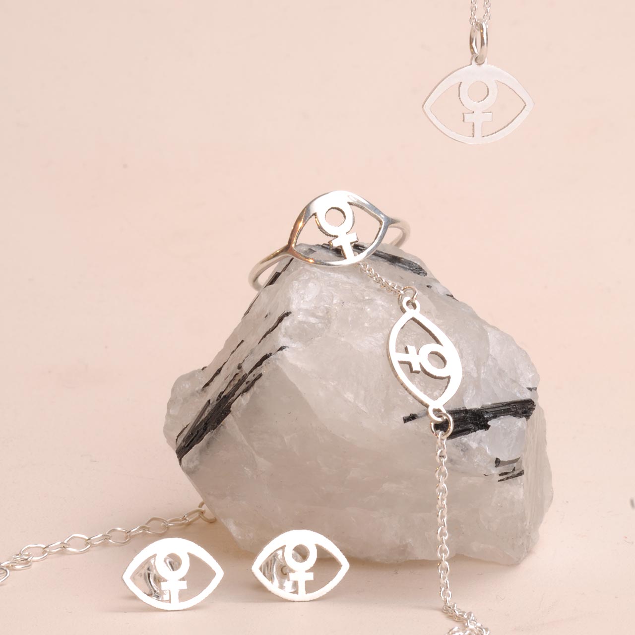 Feministöga Ring - Feministsmeden