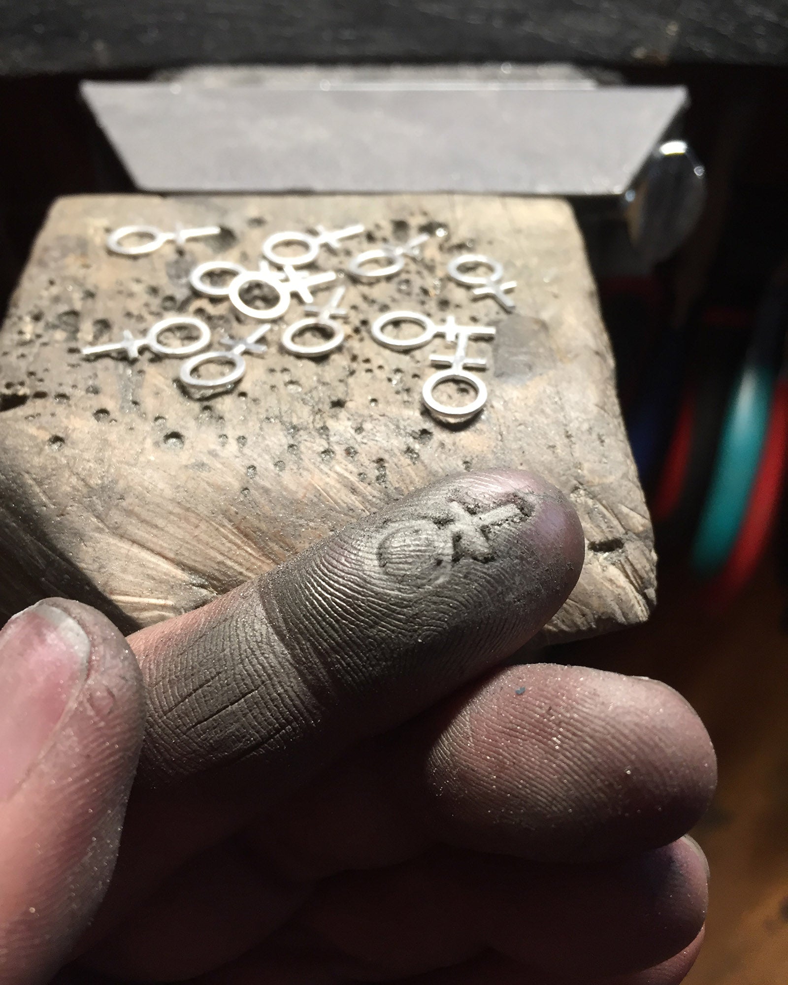 Feministsmedens finger i verkstan kvinnotecken