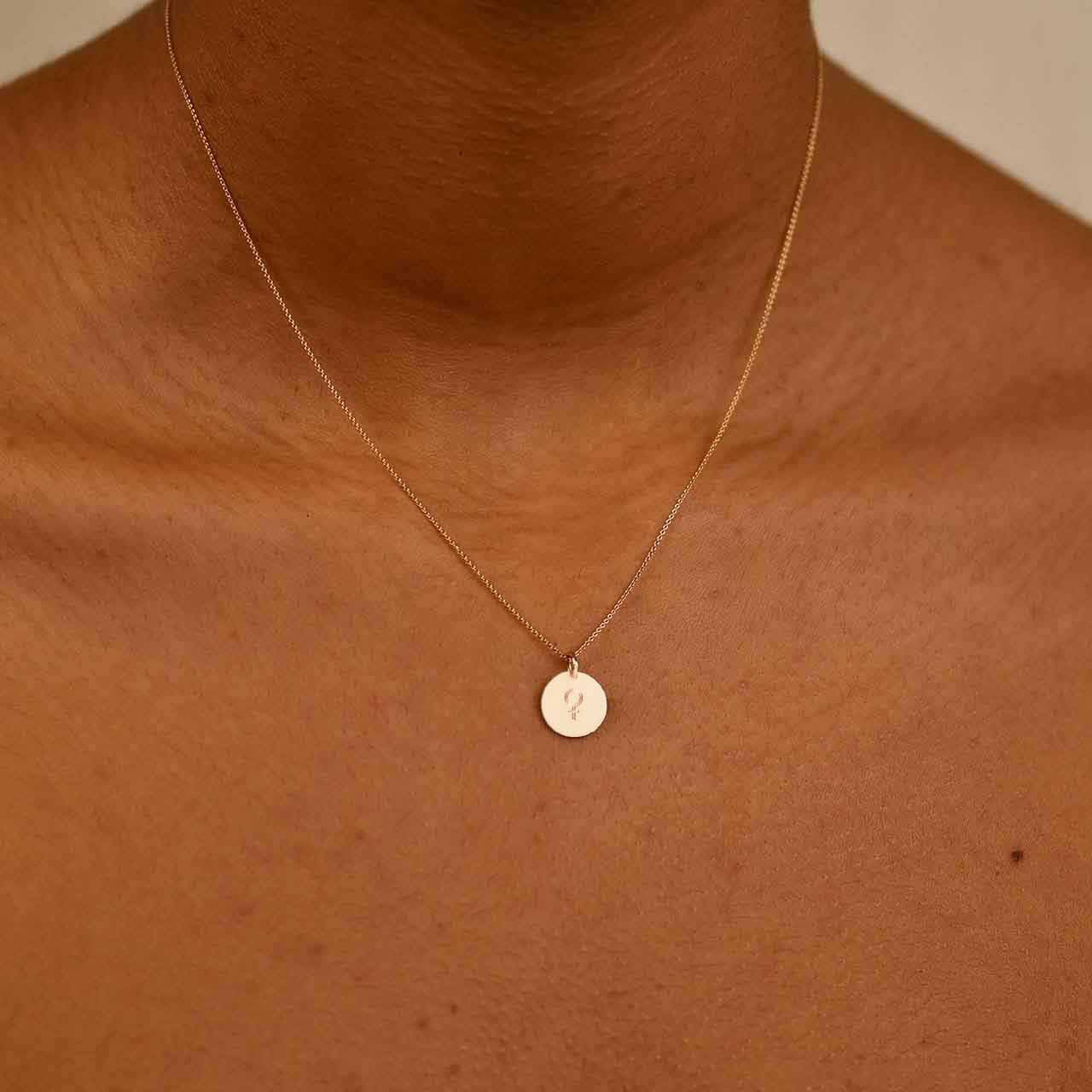 Graverat Litet Hänge 18k - Feministsmeden