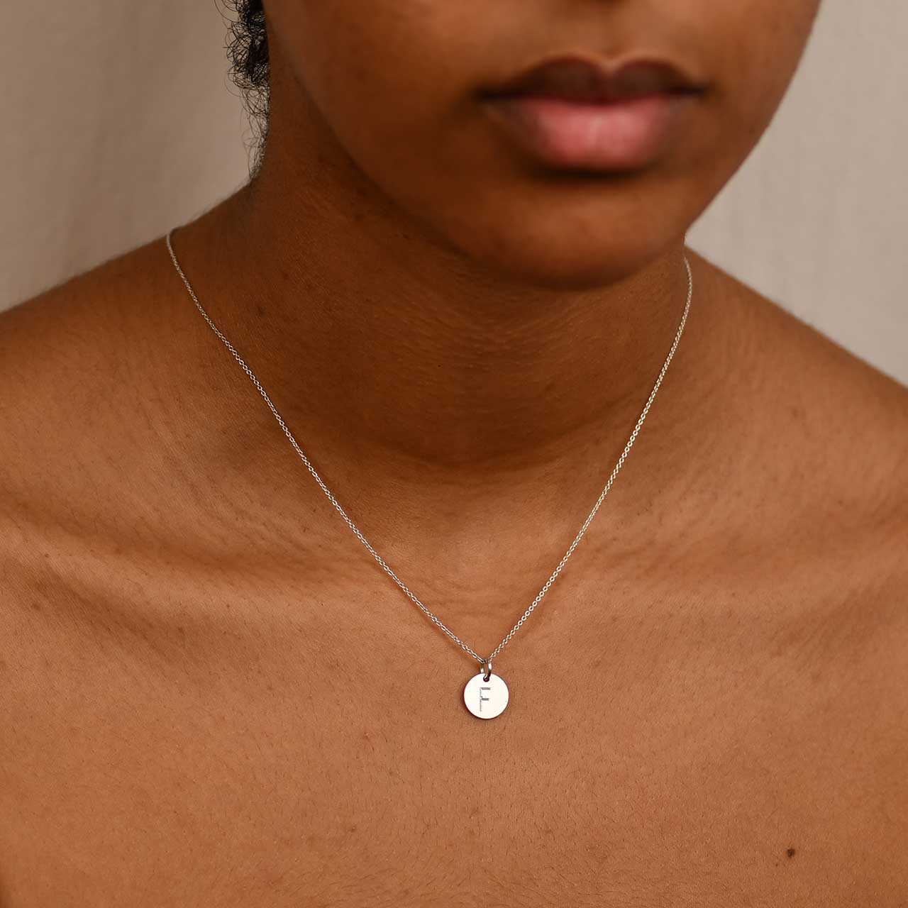 Graverat Personligt Litet Hänge - Feministsmeden