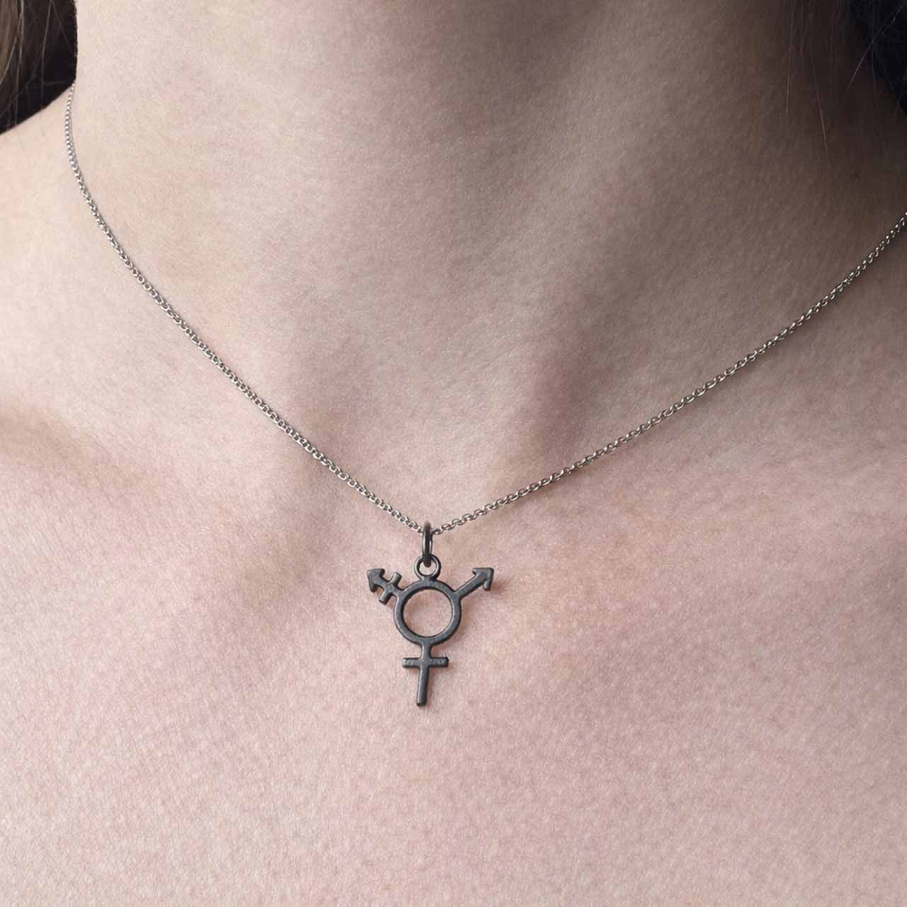 Gwendolyn Svartoxiderat Hänge - Feministsmeden