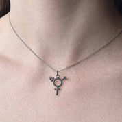 Gwendolyn Svartoxiderat Hänge - Feministsmeden