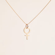 Harriet Feministhänge 18k guld - Feministsmeden