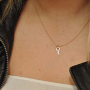 Harriet Feministhänge 18k guld - Feministsmeden