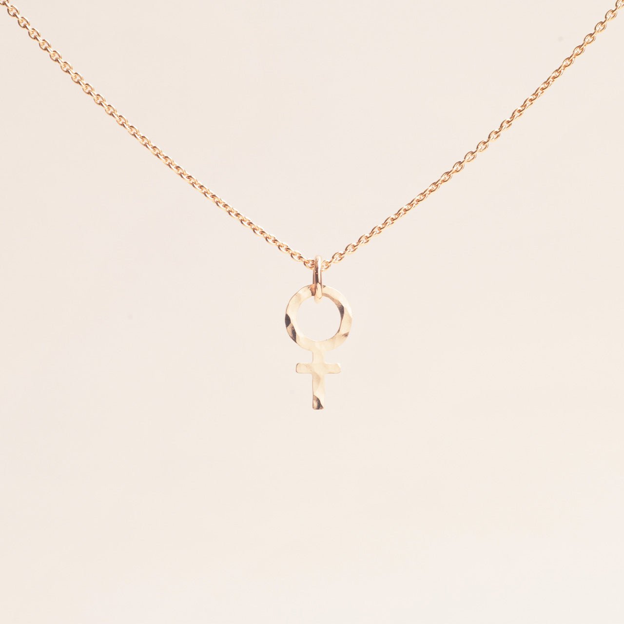 Harriet Hammrat Feministhänge 18k guld - Feministsmeden