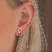 Harriet Hamrade Feministörhängen 18k guld - Feministsmeden