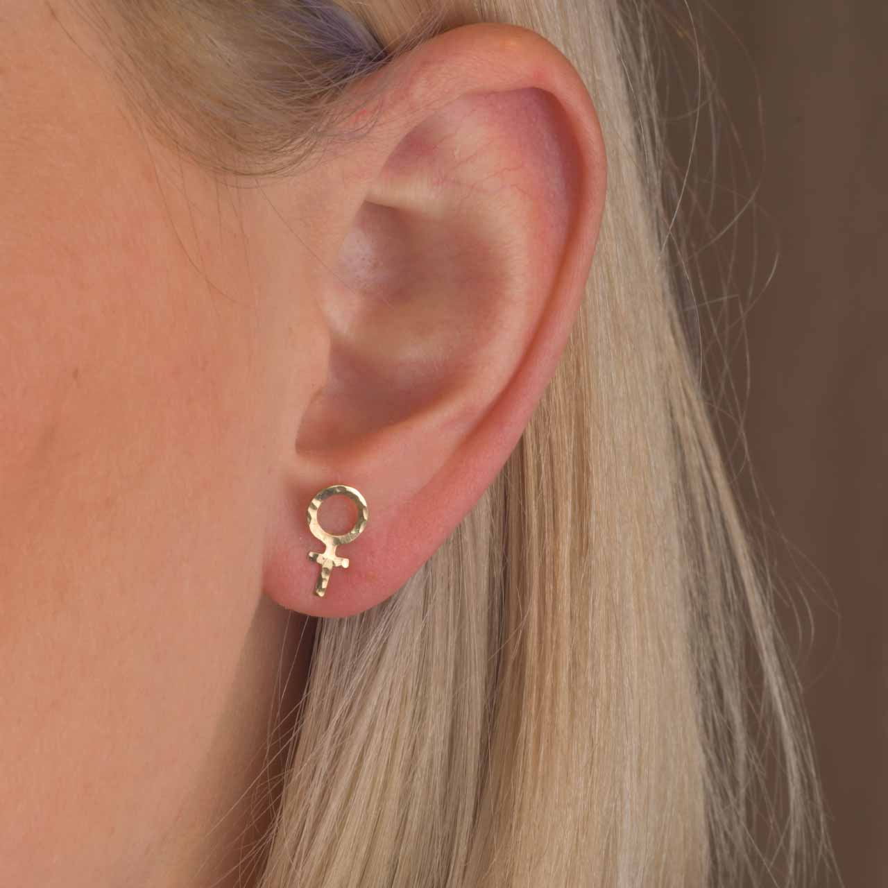 Harriet Hamrade Feministörhängen 18k guld - Feministsmeden