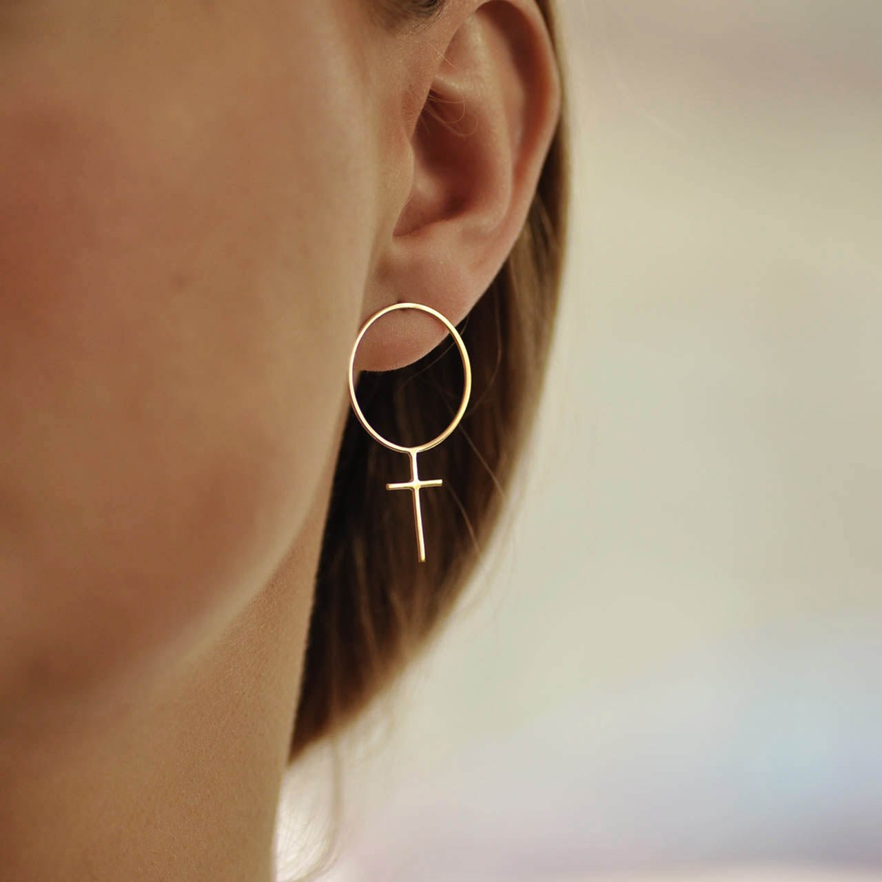 Hedvig Feministörhängen 18k guld - Feministsmeden