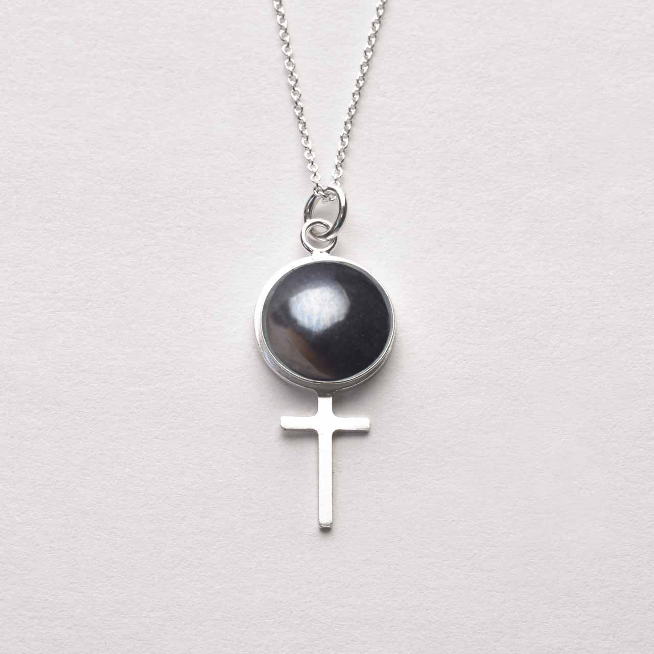 Hematit Stort Feministsmycke - Feministsmeden