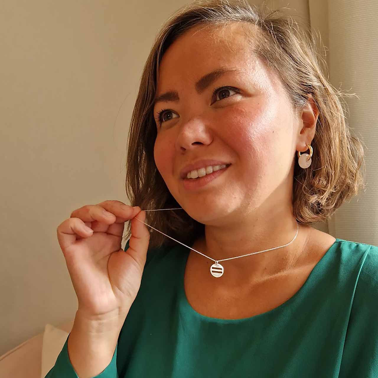 Hertha Hängsmycke - Feministsmeden