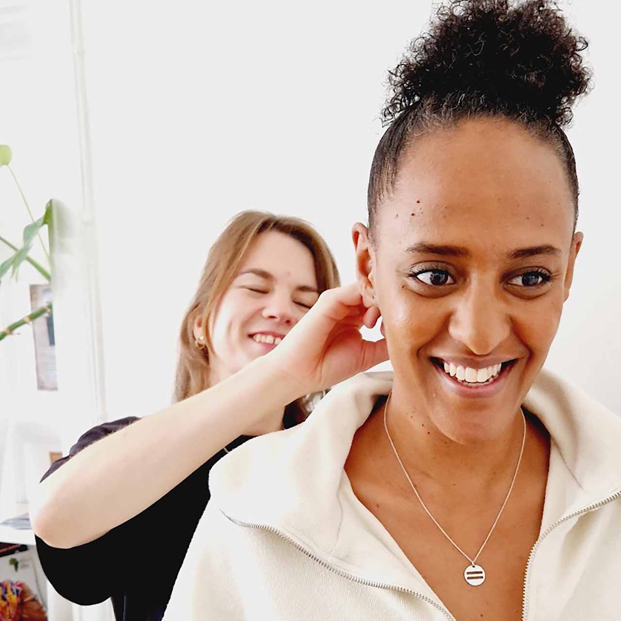 Hertha Hängsmycke - Feministsmeden