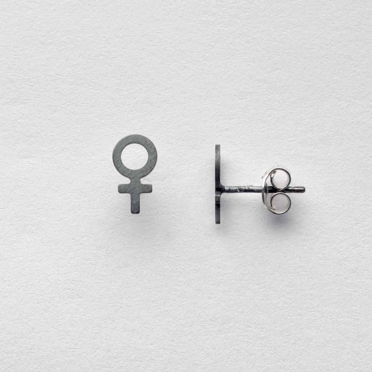 Judith Små Svartoxiderade Örhängen - Feministsmeden
