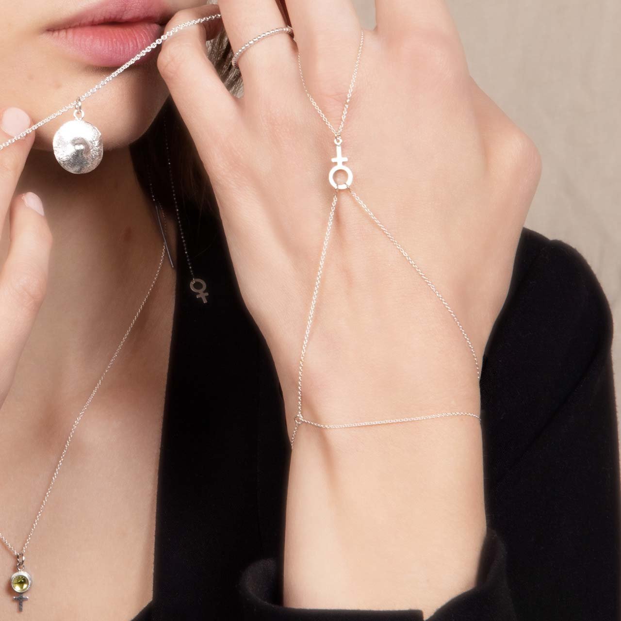 Kedjad Feministarmband - Feministsmeden