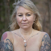 KRAFTENS RESONANS SVART - Feministsmeden