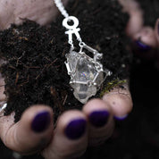 KRAFTENS RESONANS SVART - Feministsmeden