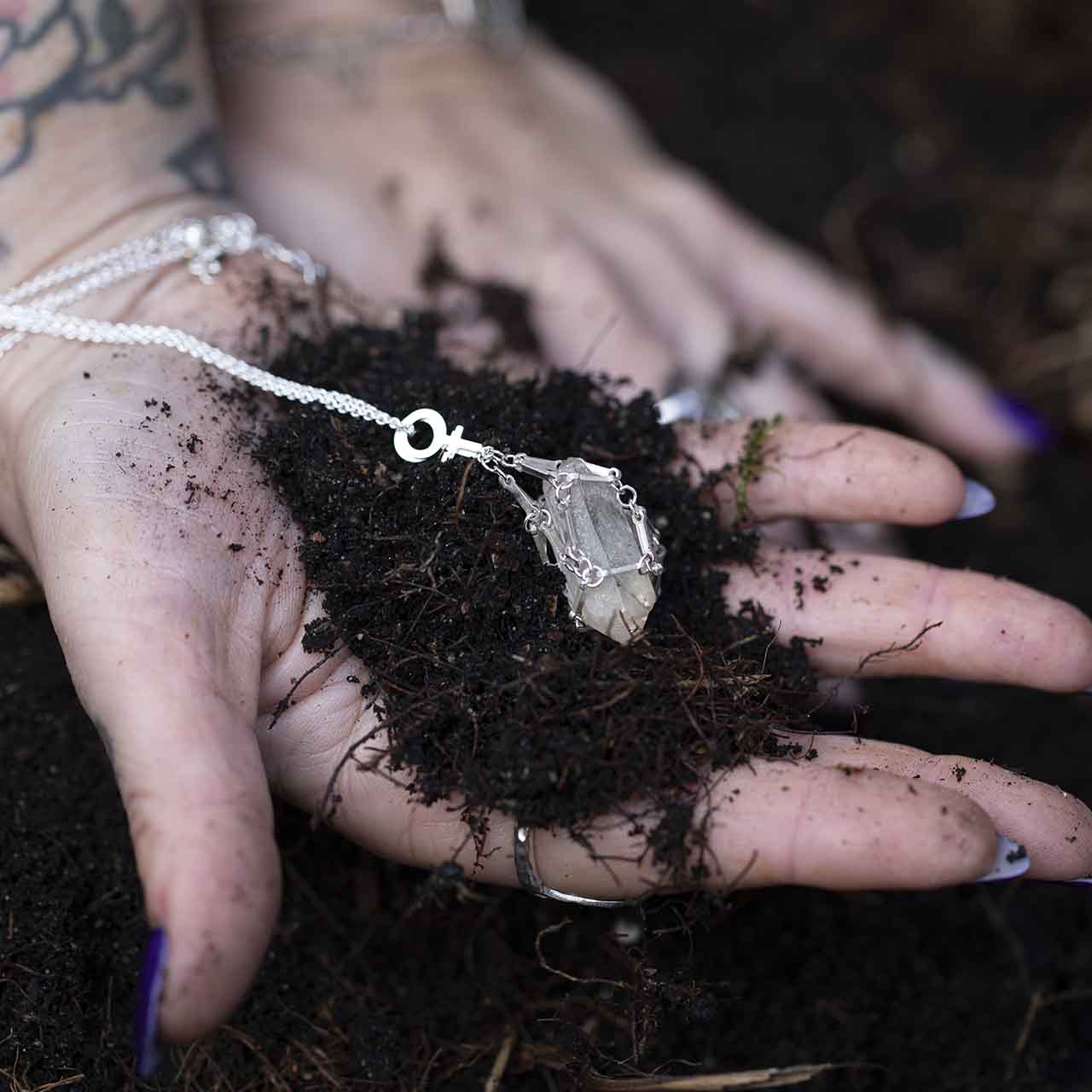 KRAFTENS RESONANS SVART - Feministsmeden