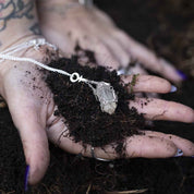 KRAFTENS RESONANS SVART - Feministsmeden