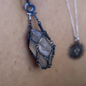 KRAFTENS RESONANS SVART - Feministsmeden