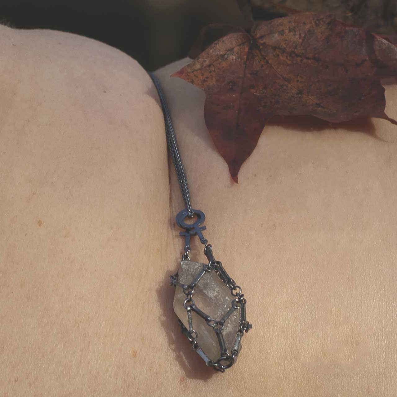 KRAFTENS RESONANS SVART - Feministsmeden