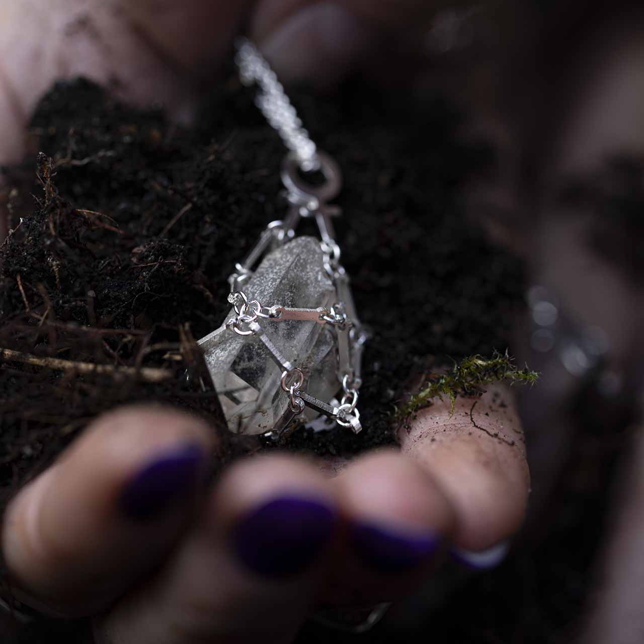 KRAFTENS RESONANS SVART - Feministsmeden