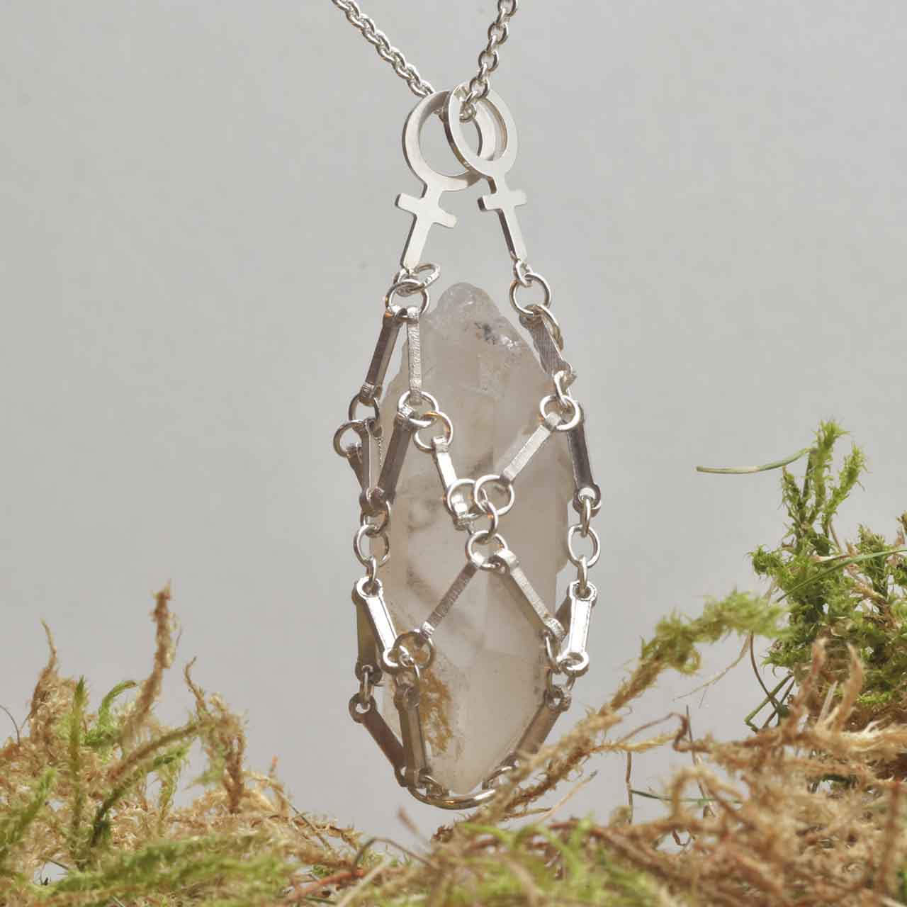 KRAFTENS RESONANS SVART - Feministsmeden