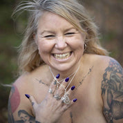 KRAFTENS RESONANS SVART - Feministsmeden