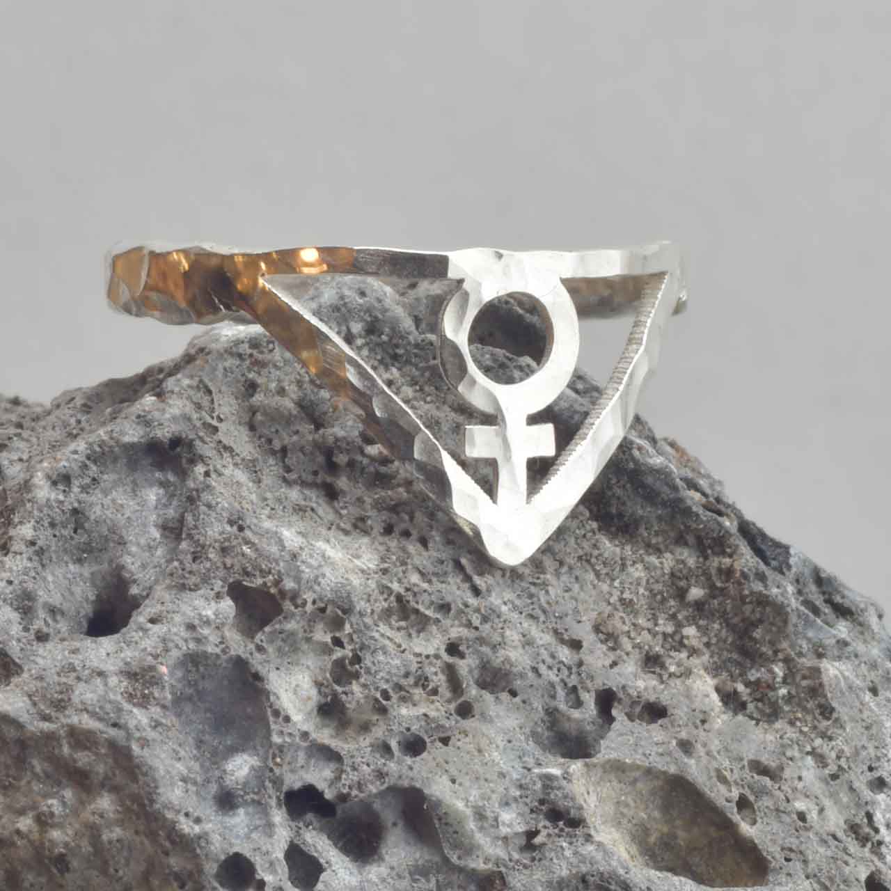 KVINNORING - Feministsmeden