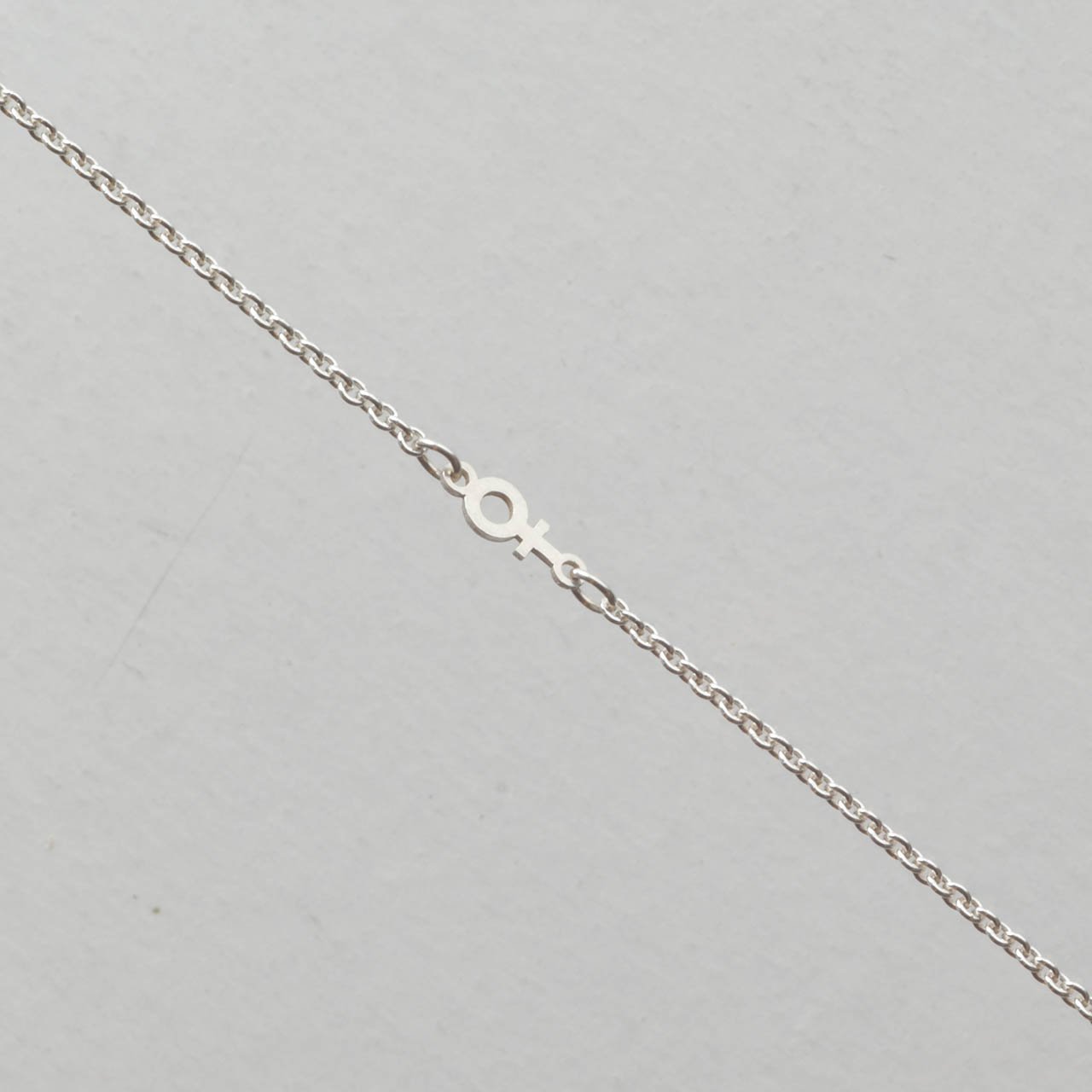 KVINNOSYMBOL ARMBAND MINI - Feministsmeden