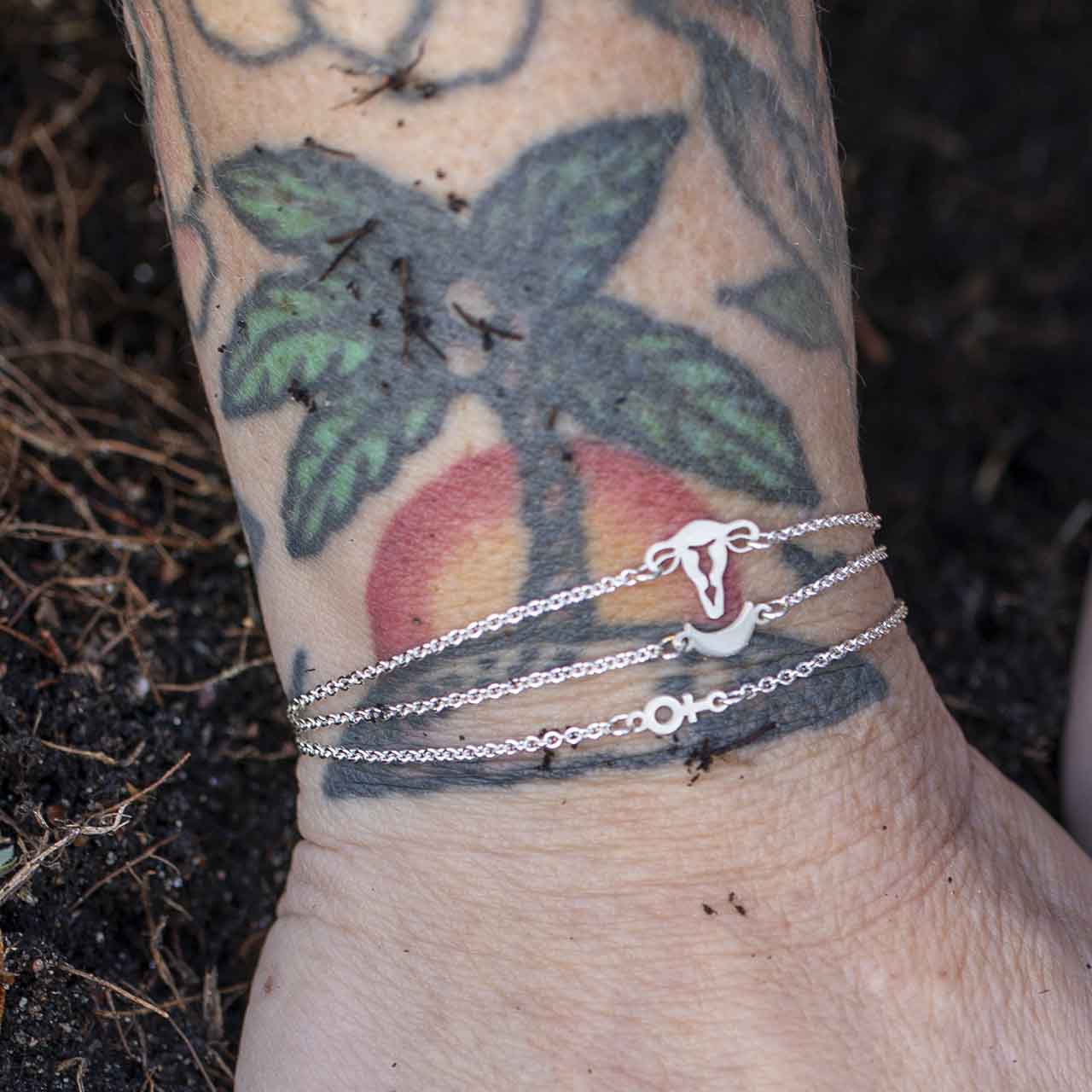 KVINNOSYMBOL ARMBAND MINI - Feministsmeden