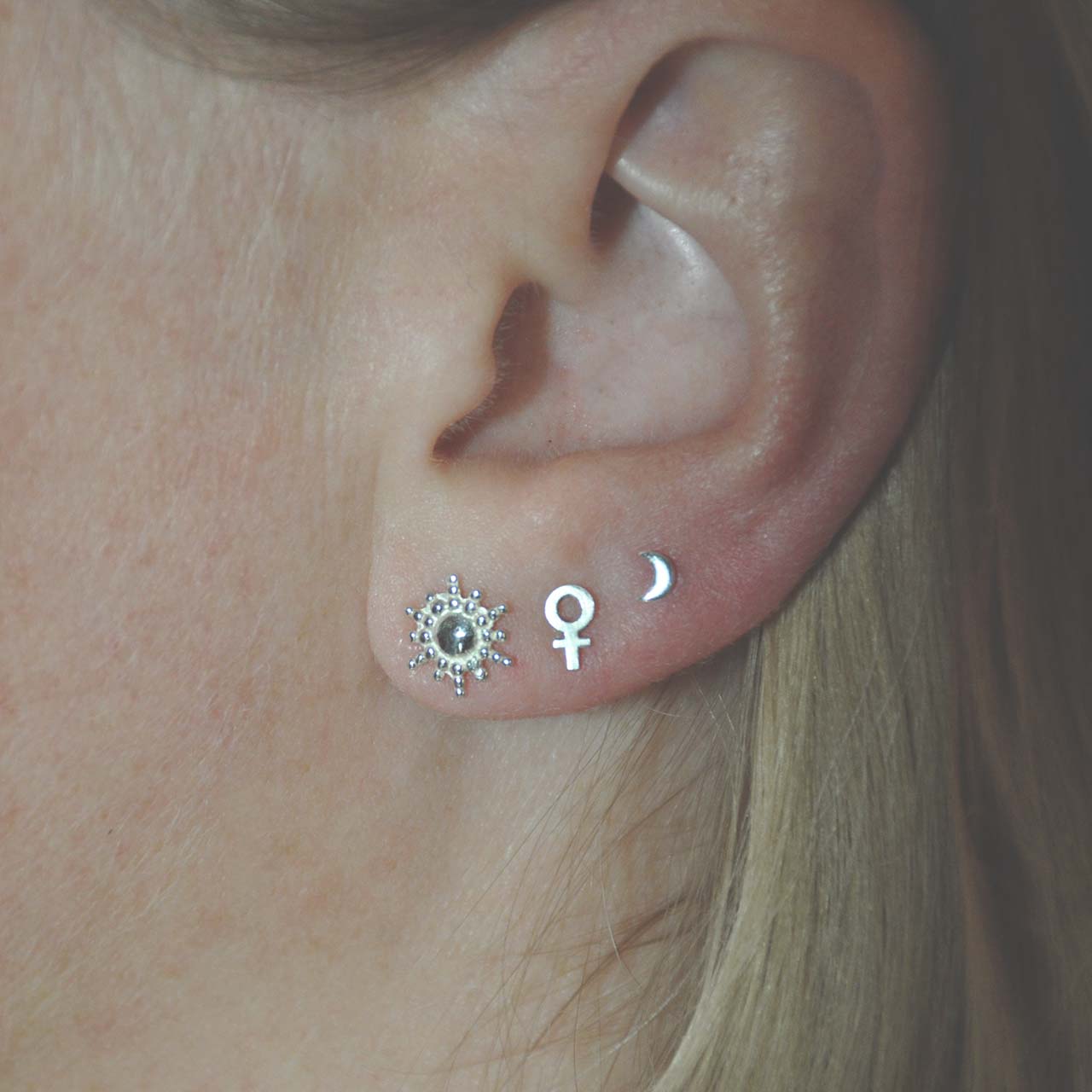 KVINNOSYMBOL MINI ÖRHÄNGEN - Feministsmeden